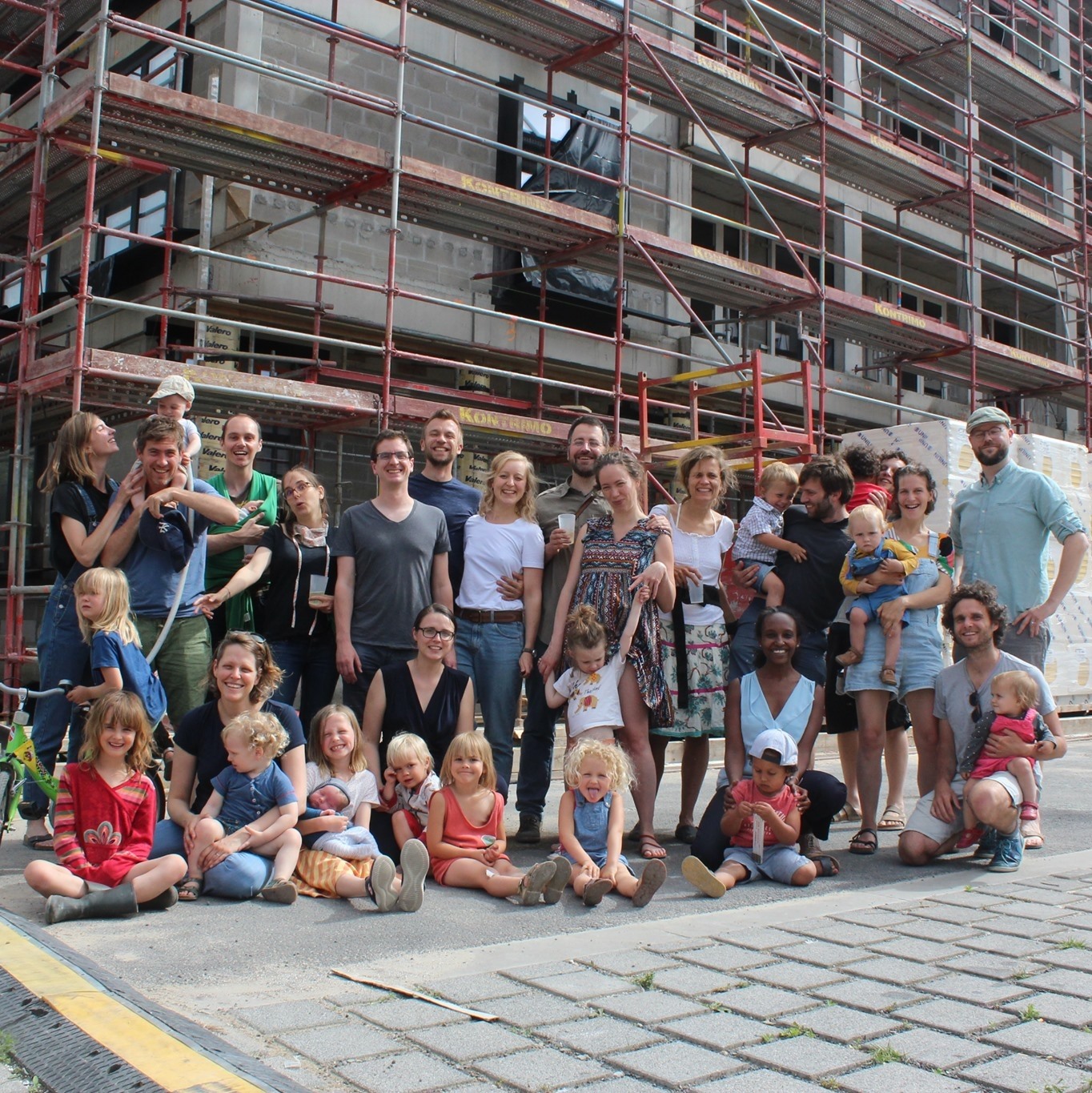 The Habitat Groupé Tivoli Foundation is a residential community founded by 9 families who want to live differently in Brussels. They were thinking about the project for years and finally their dream came true in March 2021.