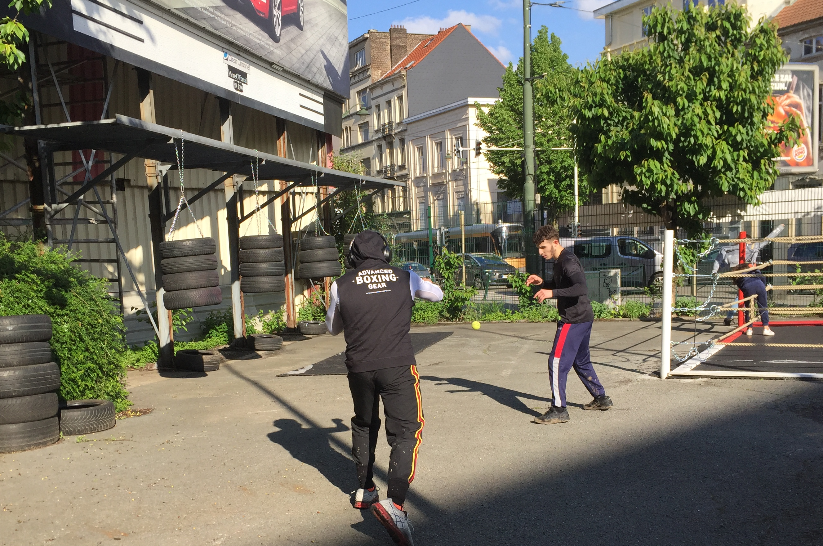 The Brussels Boxing Academy is an Olympic boxing club. Training is open to everyone: girls and boys, from 6 years of age. You can box for fun or in competition. Brussels Boxing Academy has various locations, including the old Cinoco building in Molenbeek.